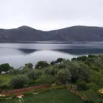 Skorponeria Beachfront House בית נופש